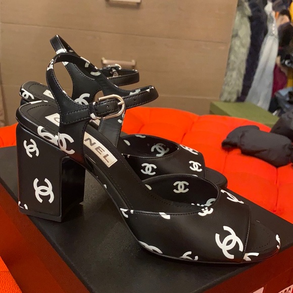 Chanel - Picture 4 of 16